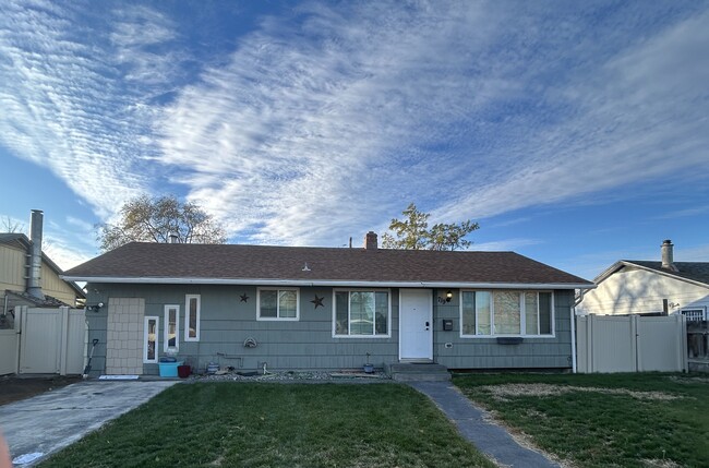 Building Photo - 719 W Loop Dr Rental