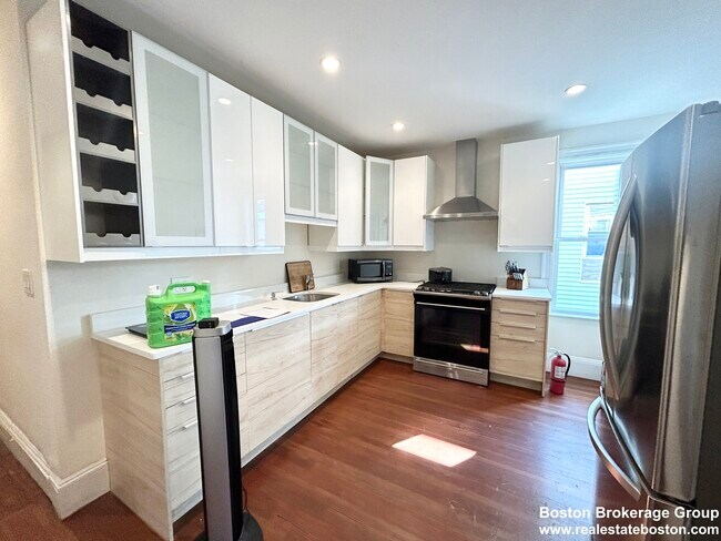 Photo - 692 Columbia Rd