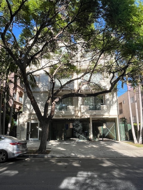 MAIN ENTRANCE - 1824 Greenfield Ave Apartments