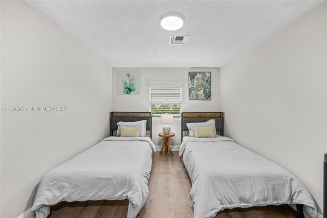 Photo - 6674 4th St