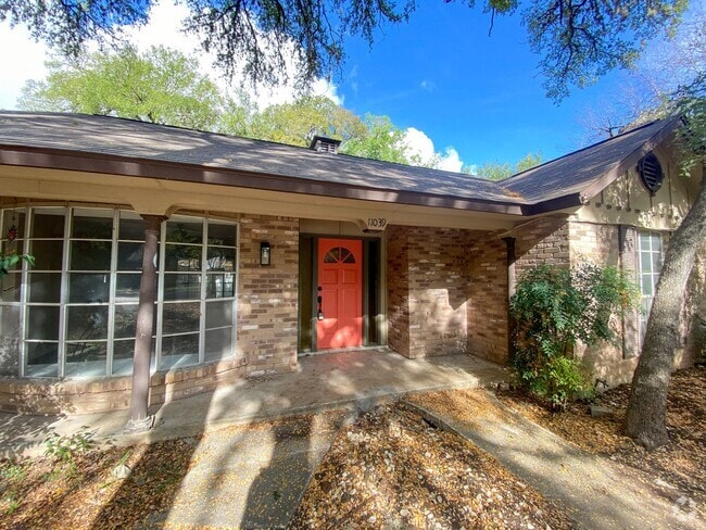 Building Photo - WHISPERING OAKS RARE FIND 3 BD/2 BA AVAILA... Rental