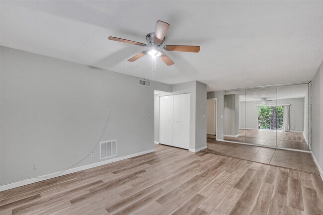 Photo - 555 SE 8th St Unidad 252