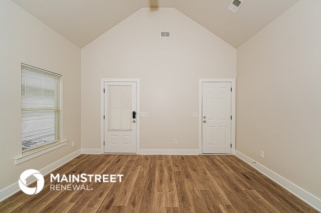 Photo - 890 Maple Trce