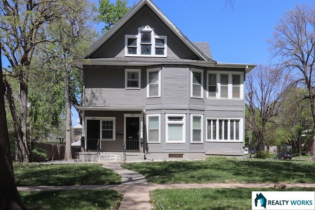 Building Photo - Spacious Two Bed One and a Half Bath
