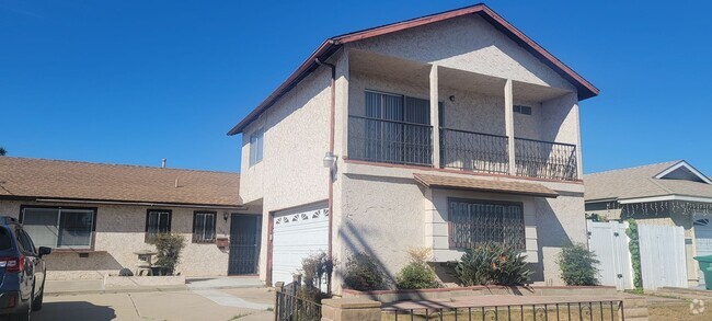 Building Photo - Large home with multiple extra rooms