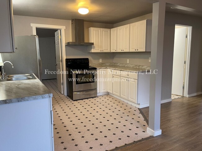 Photo - 515 Phoenix St NE