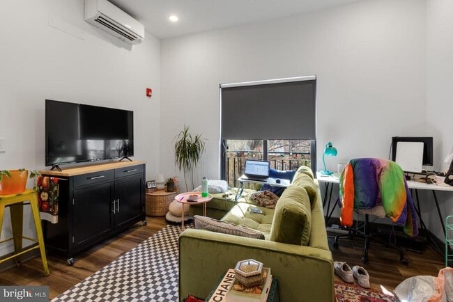 Building Photo - 1935 E Hazzard St Unit 303 Rental