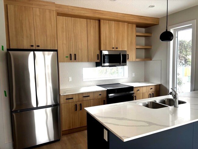 Photo - 15215-15109 109 Ave NW