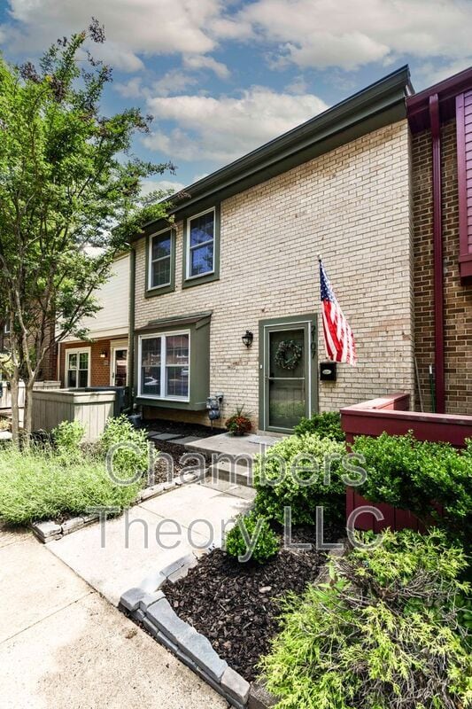 Building Photo - 2107 Golf Course Dr