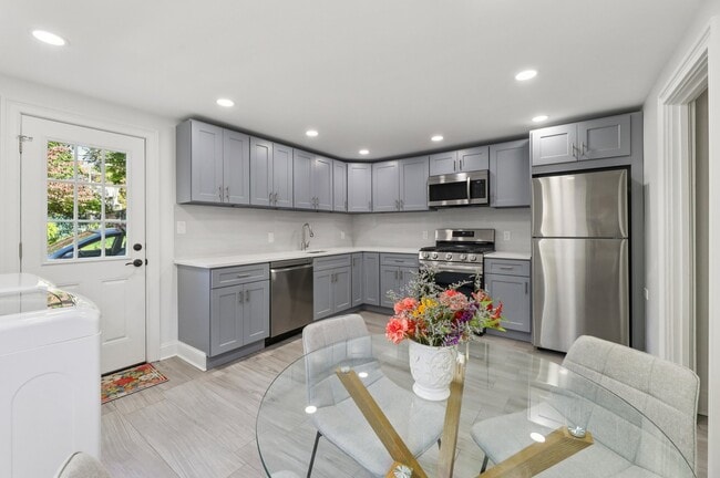 Building Photo - 74 Forest St Unit 1