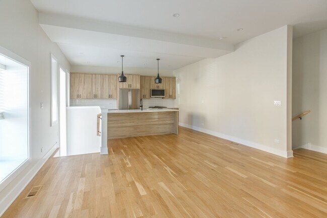 Photo - 1402 W Belden Ave Unit 1