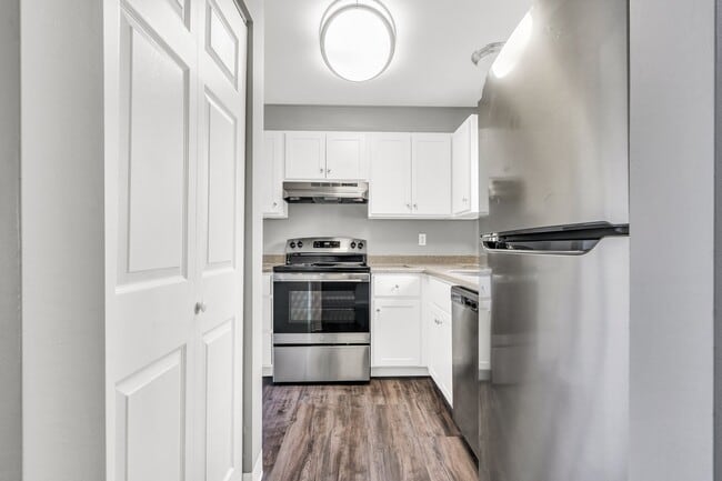 Cocina renovada con amplio espacio de almacenamiento - Tamarlane Apartments, LLC