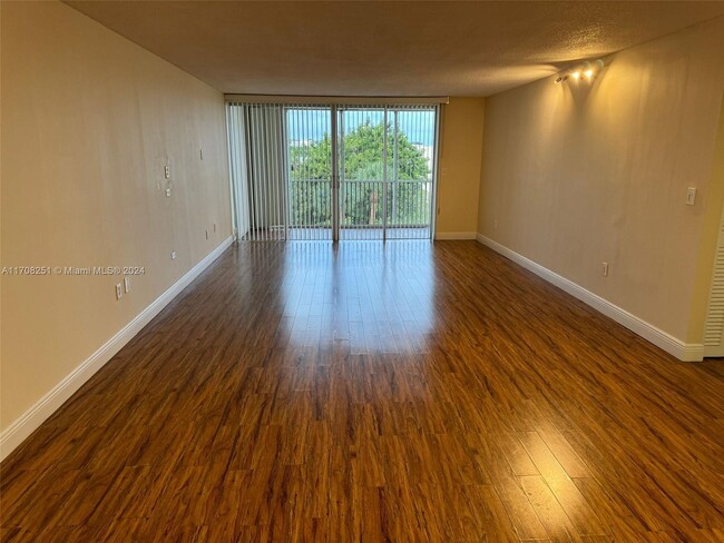 Photo - 1680 NE 191st St Condominio Unidad 412-2