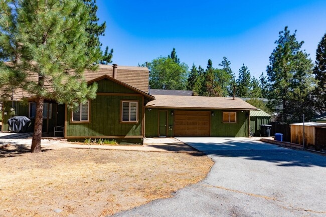 Building Photo - Cute Spacious Gambrel in Sugarloaf with Garage
