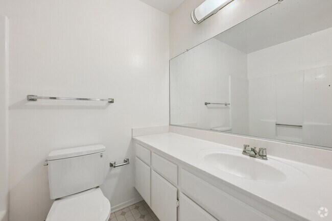2BR, 2BA - 1000SF - Primary Bathroom