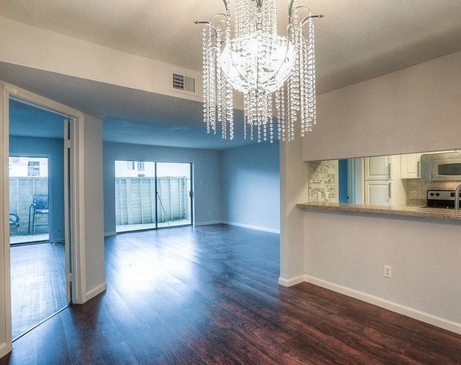 Building Photo - 3015 Walnut Bend Ln Unit 99.114