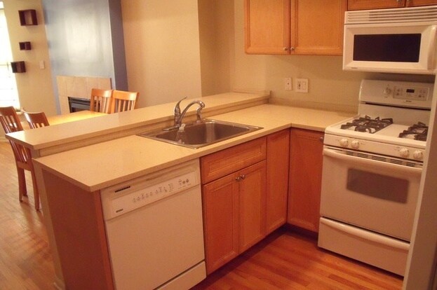 Kitchen - 2136 West Jackson Boulevard Unidad #1