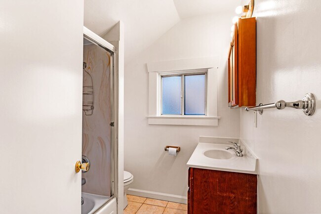 Photo - Utilities Included! 3 Bedrooms with Bonus ... Unidad 02