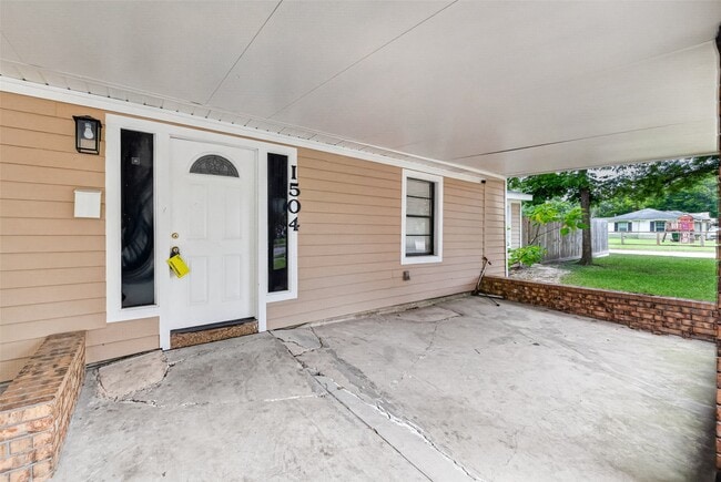1504 Lawrence Ave