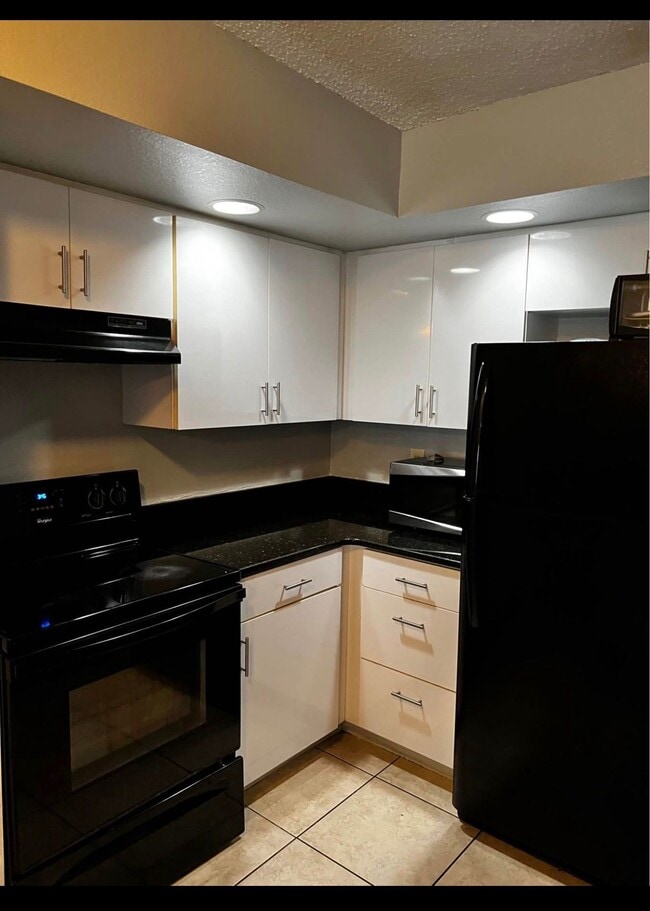 Kitchen - 4658 Commander Dr Unit 815