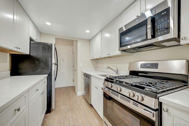 Photo - 505 White Plains Rd Unidad 1B