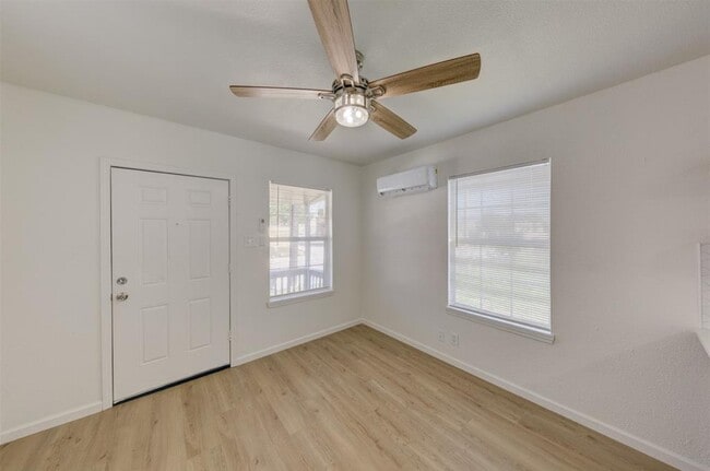 Photo - 3911 Winnie St