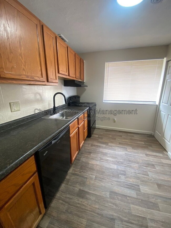 Building Photo - 9931 Sloane Square Unit C
