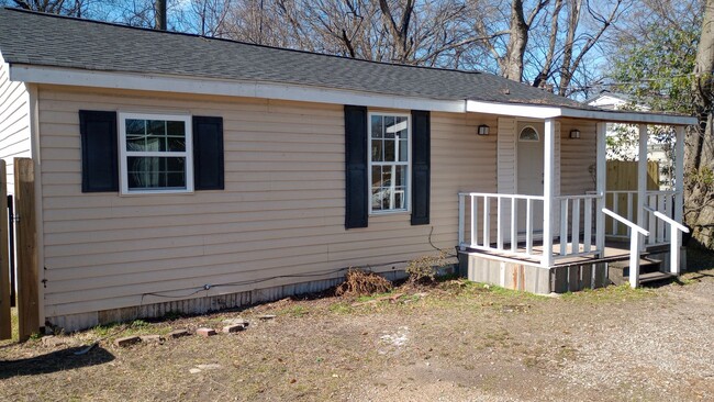 Remodeled 3 bed 2 bath home off of Greensb... - Remodeled 3 bed 2 bath home off of Greensb...