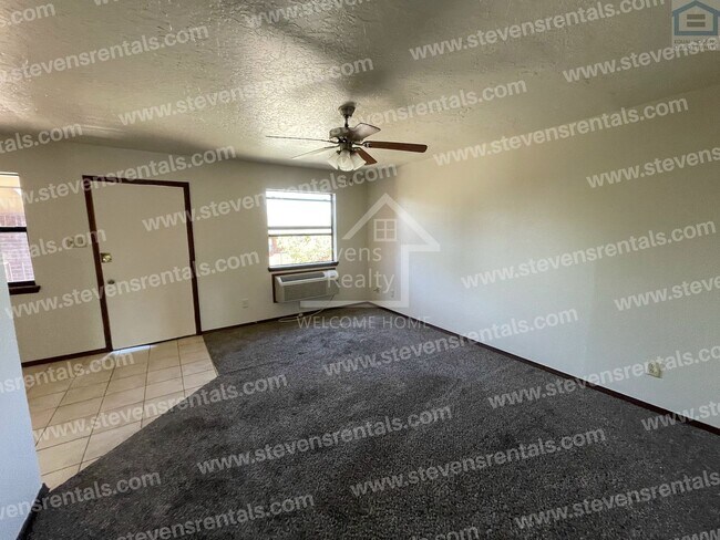 Photo - 1912 SW D Ave