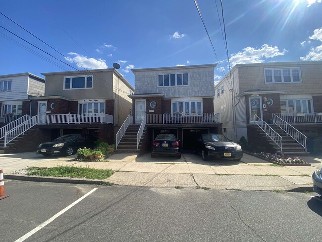 Building Photo - 160 W 18th St Unit 2