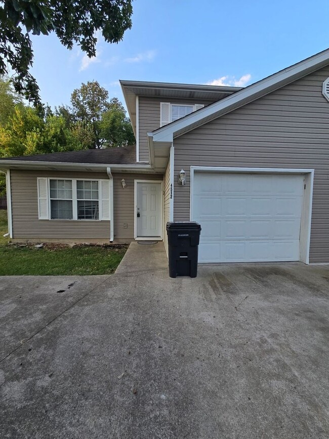 Building Photo - 3 bedroom 2 bathroom Rental