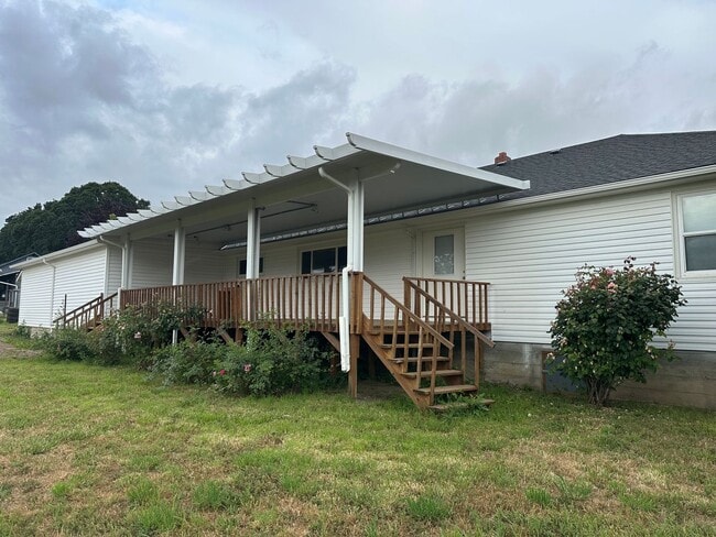 Photo - Large 4 Bedroom 2 Bath 1 Story Home with L...