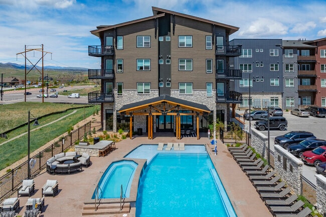 Piscina y spa al aire libre estilo resort - Broadstone Sterling Ranch at Prospect Village