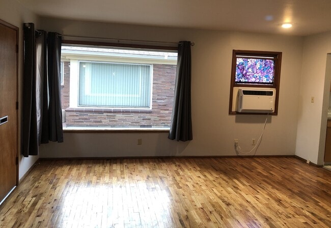 Photo - 903 W 10th St