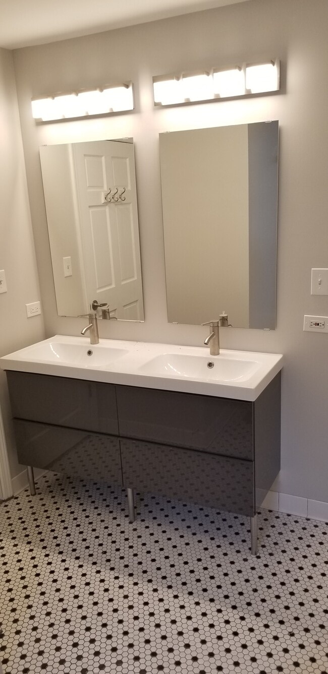 1st Bathroom - 258 Washington Blvd Unit 2