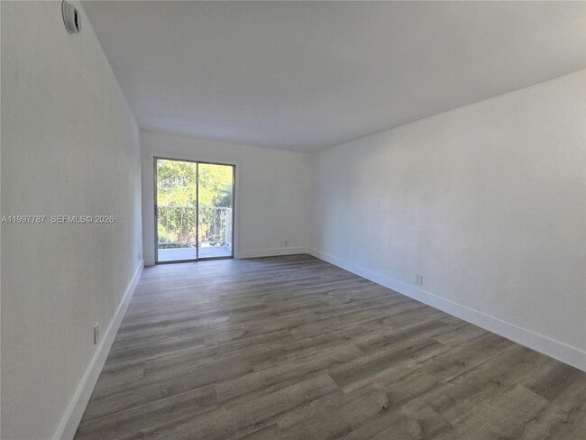 Building Photo - 4550 NW 9th St Unit 304E