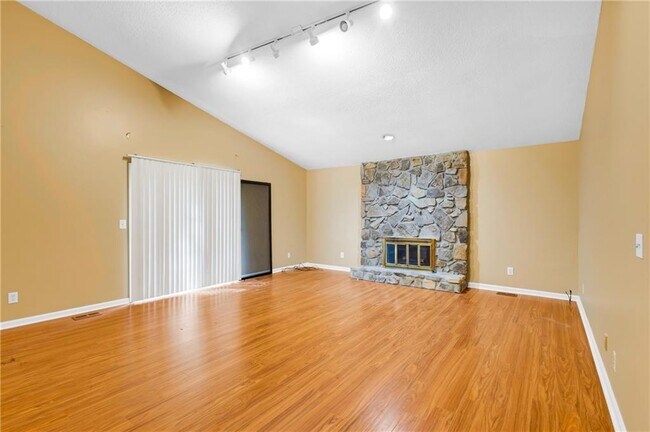 Photo - 2755 Janet St