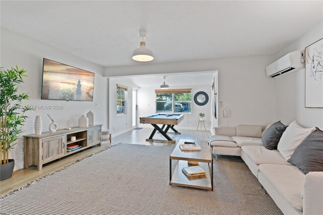 Photo - 300 SW 23rd St Unit 2