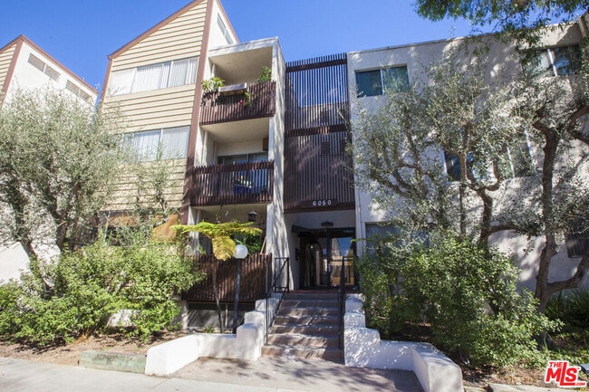 Building Photo - 6050 Canterbury Dr Unit F205