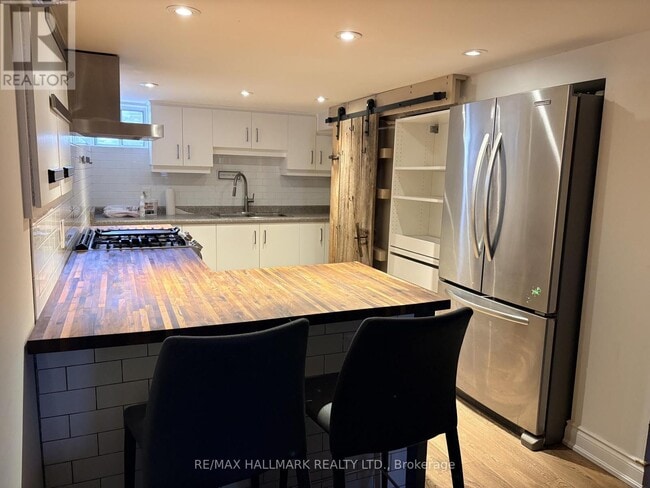 Photo - 1381 Queen St E