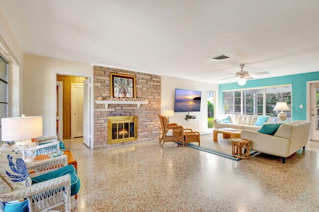 Photo - 124 Sandal Ln