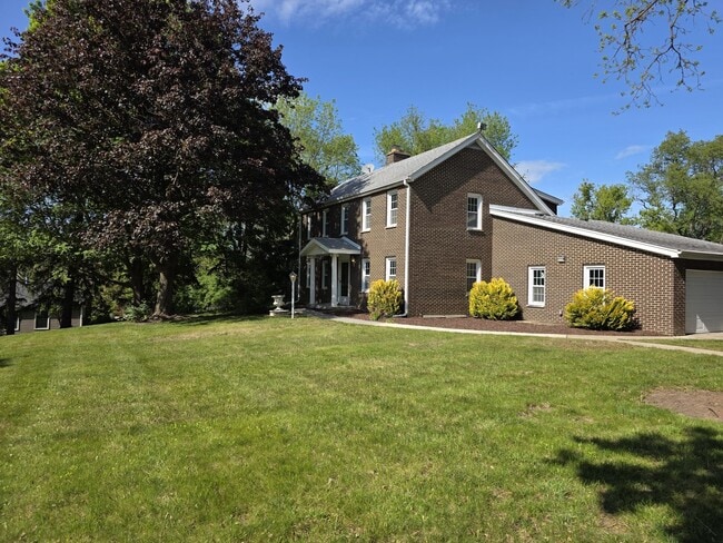 Photo - 87 W Surrey Ln