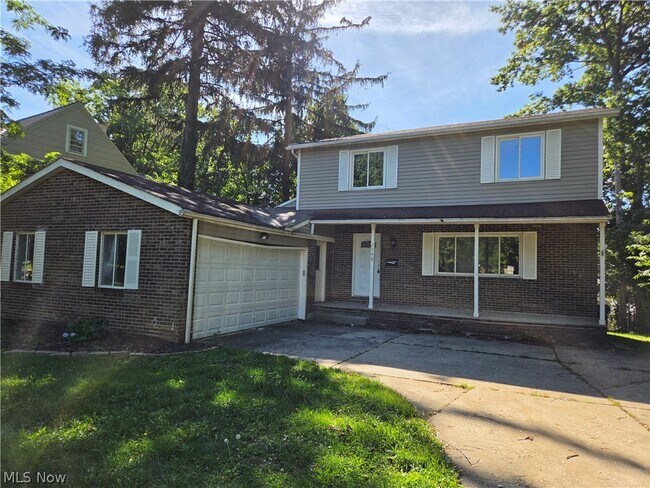 Building Photo - 2540 Charney Rd