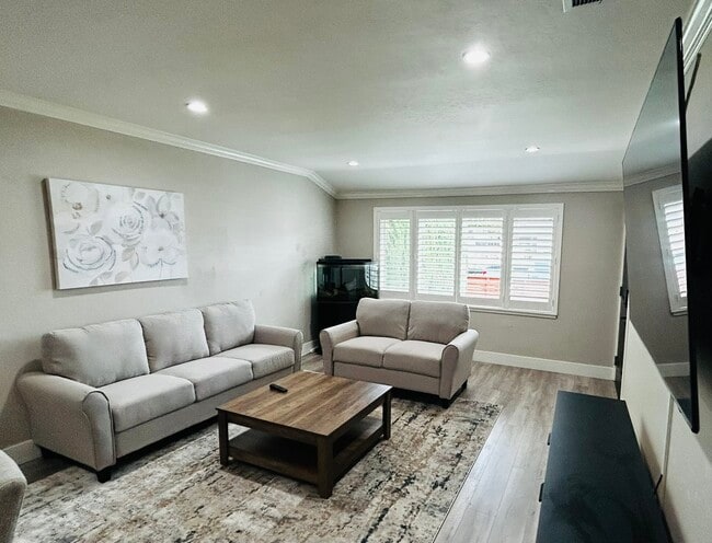 Building Photo - 1569 Hillmont Ave Unit Entire Home