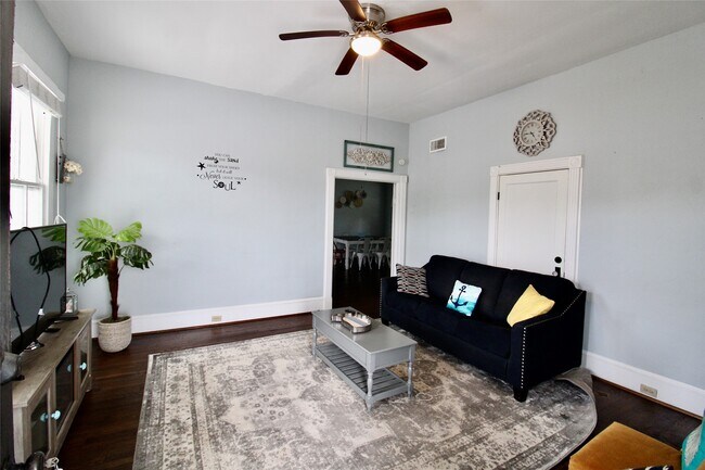 Photo - 901 Broadway Avenue J Unidad down