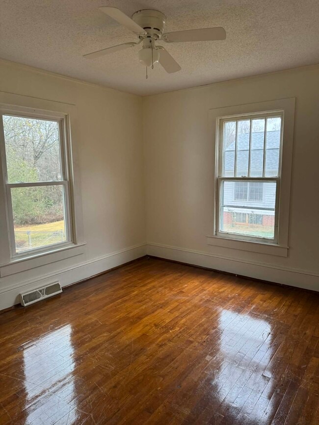 Photo - 147 Courtland St