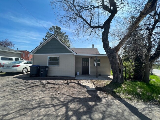 Building Photo - AVAILABLE JUNE - 3 Bed 1 Bath w/ Great View