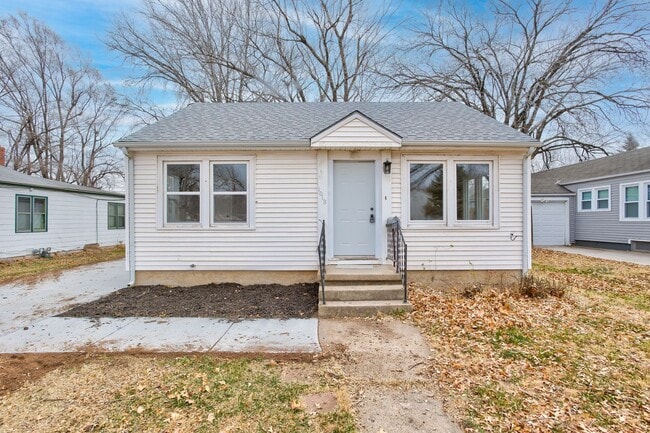 Building Photo - Updated 2 Bed, 1 Bath