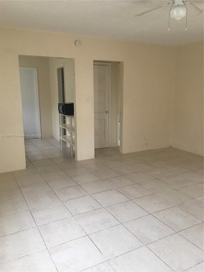 Photo - 1915 Fletcher St Unidad W2