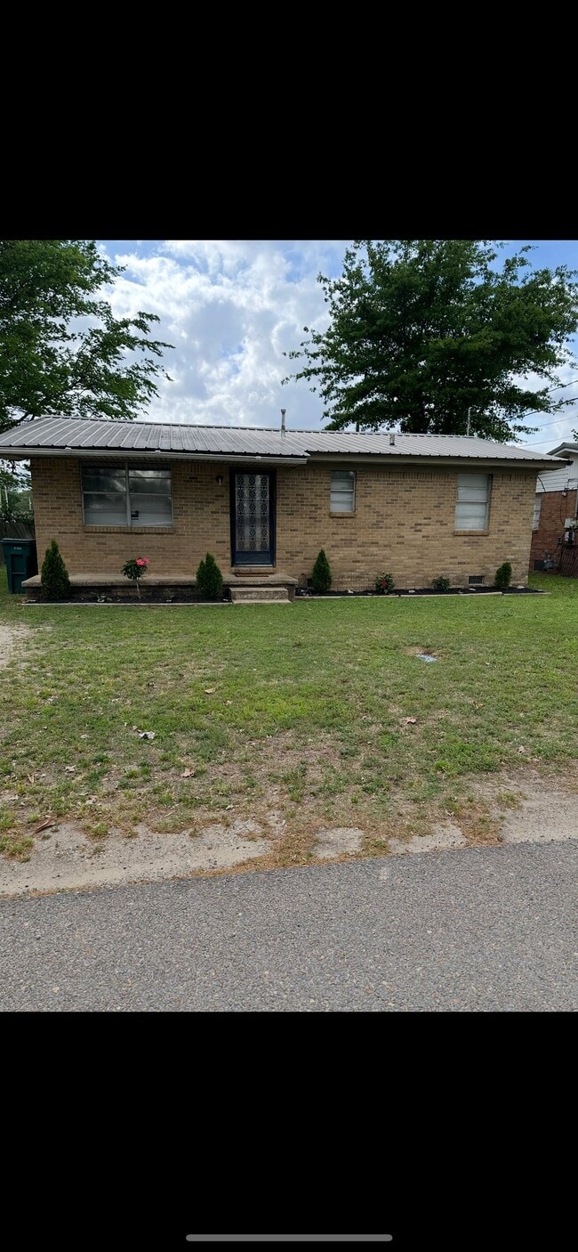 Building Photo - 313 Roy Benton Dr